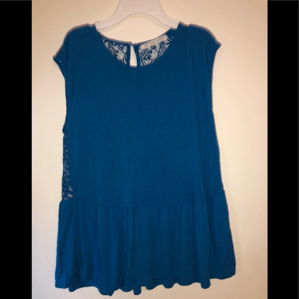 A Daisy fuentes shirt